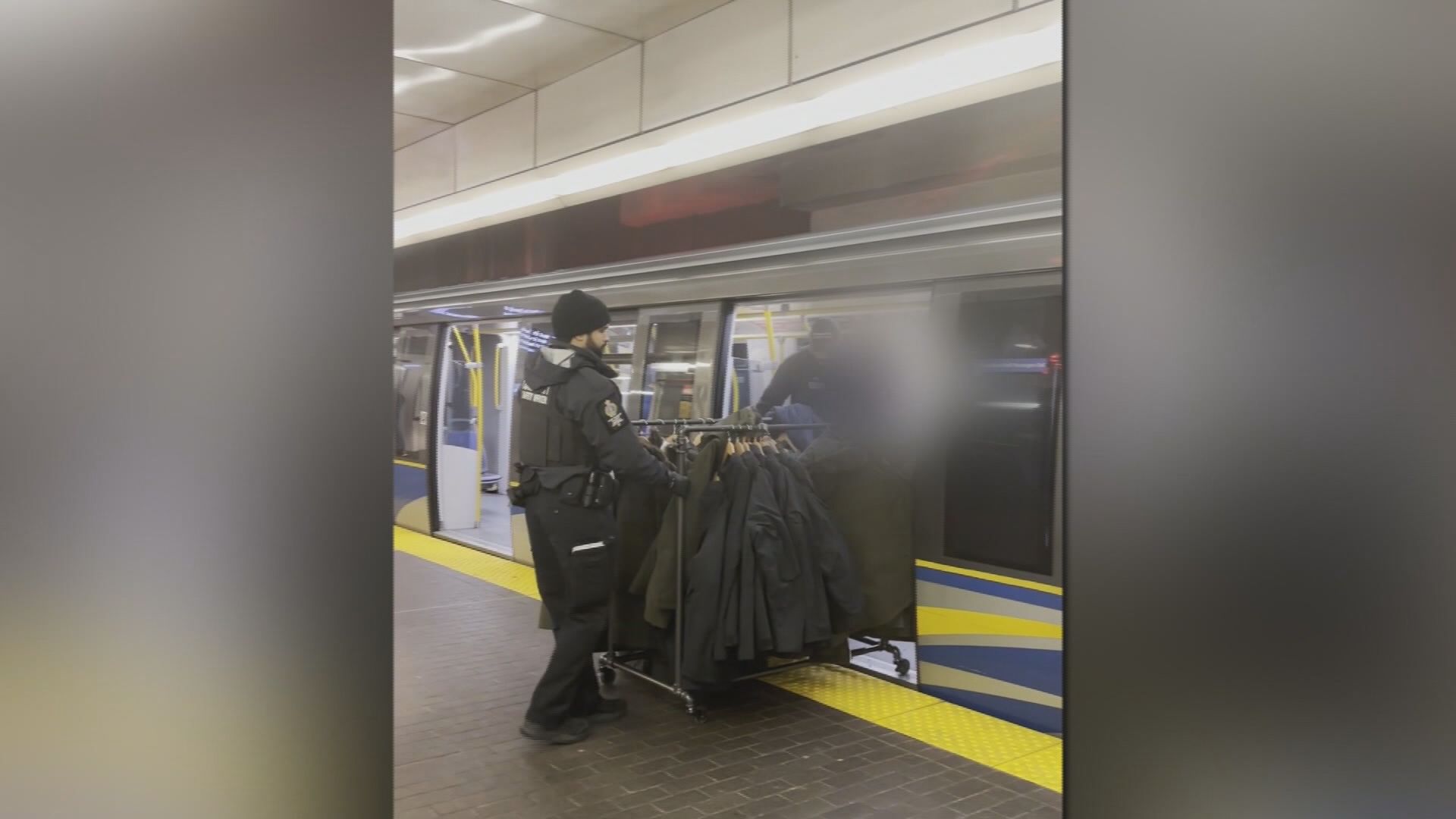 Странно арестуване беше уловено на видео във Ванкувър в SkyTrain