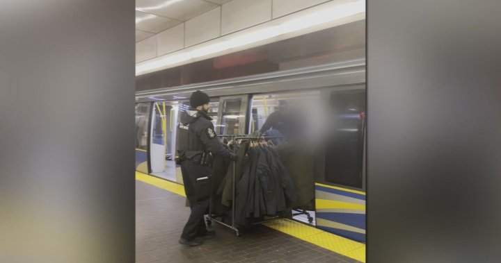 „Виждал съм много странни неща“: Мъж арестуван с купища якета в SkyTrain