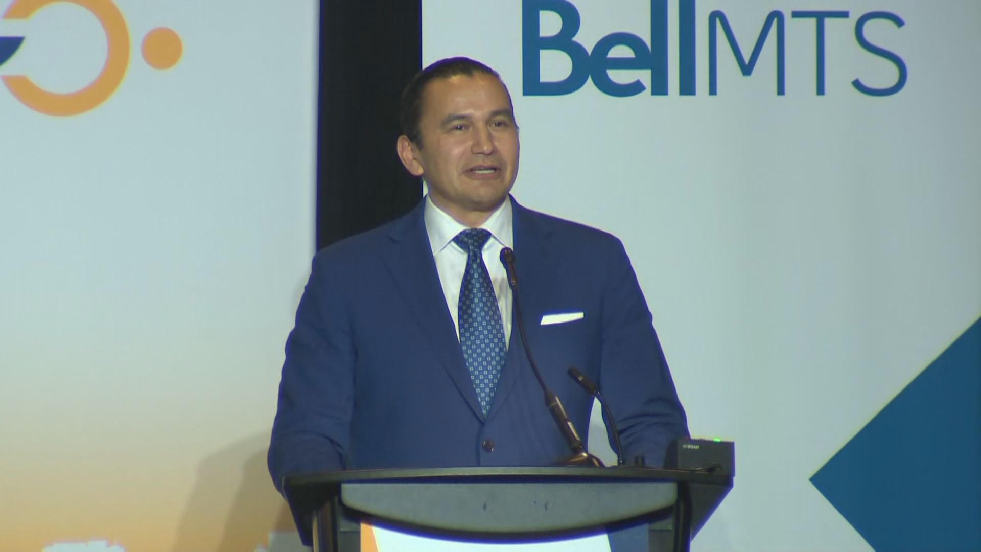 Премиерът на Манитоба Wab Kinew говори с бизнес лидери от