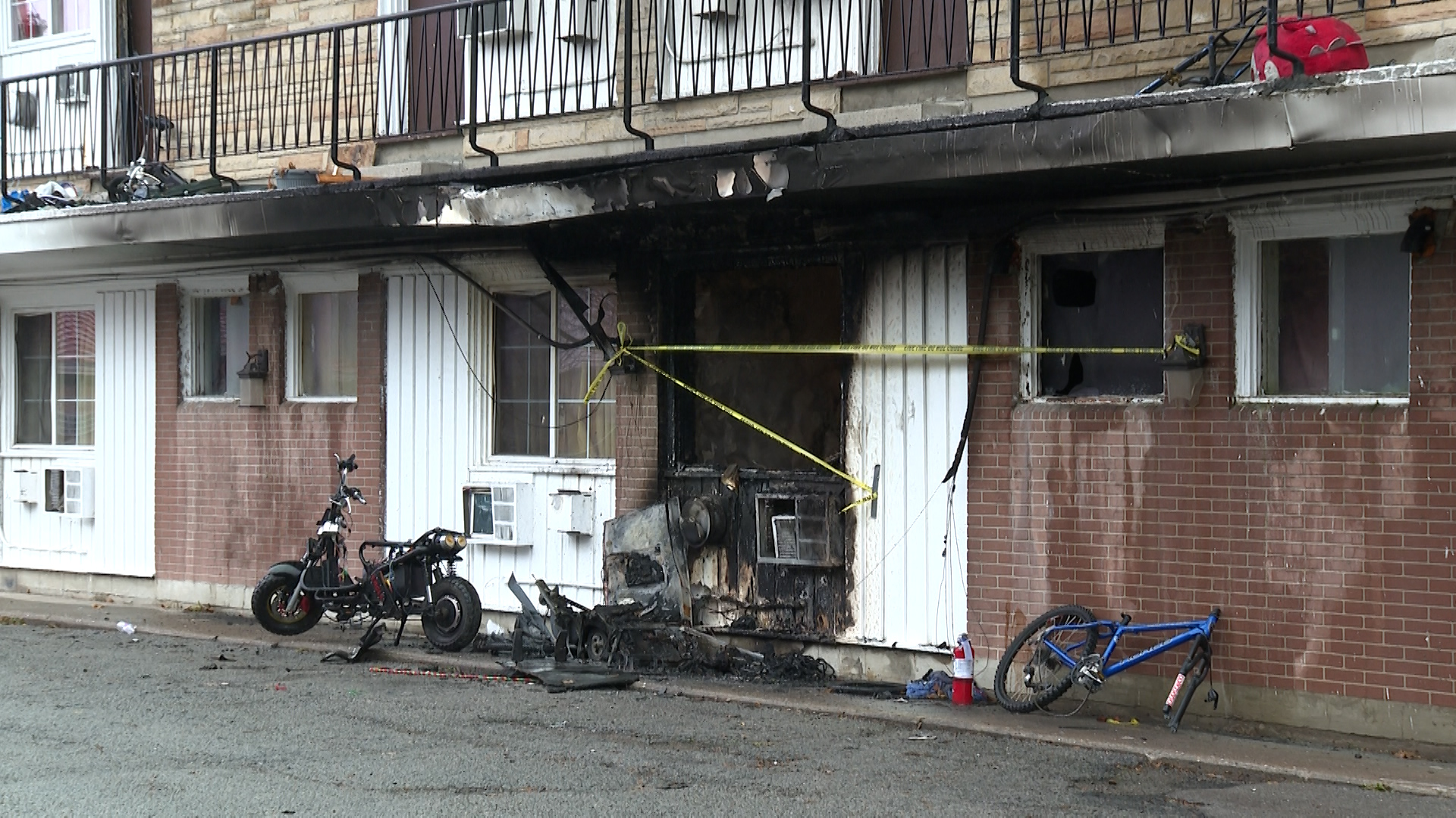 Служители на пожарната съобщиха че четирима души са били откарани