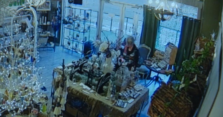 „Челюстта ми падна“: Собственик на магазин Okanagan твърди, че трио са заговорничили да крадат от магазина