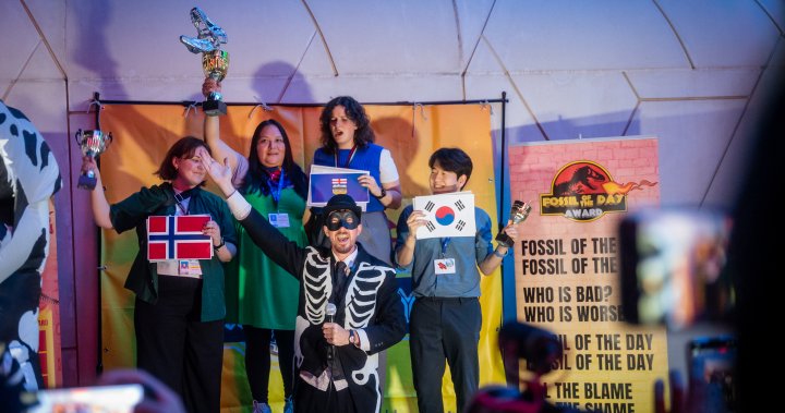 Глобална мрежа от екологични групи дава своята сатирична награда Вкаменелост