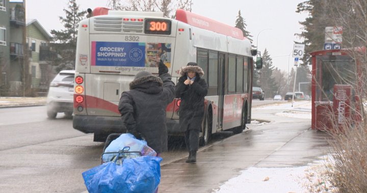 Обходните снежни маршрути на Calgary Transit в целия град удариха някои заледени места с водачи