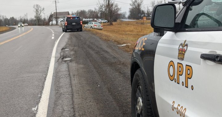 Наложени са обвинения за неправилно шофиране, след като колата е излязла от пътя на север от Напани, Онтарио.