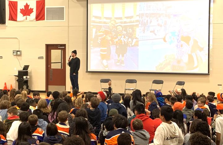 Connor McDavid visits Edmonton school where students raised money in memory of Ben Stelter