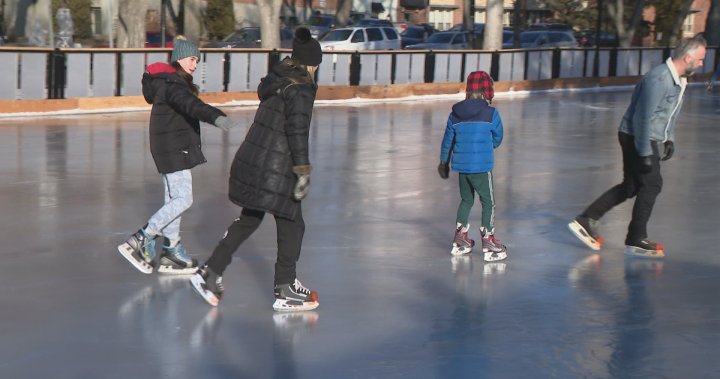 Скейтърите издълбаха първите следи в леда на Cameco Meewasin Skating