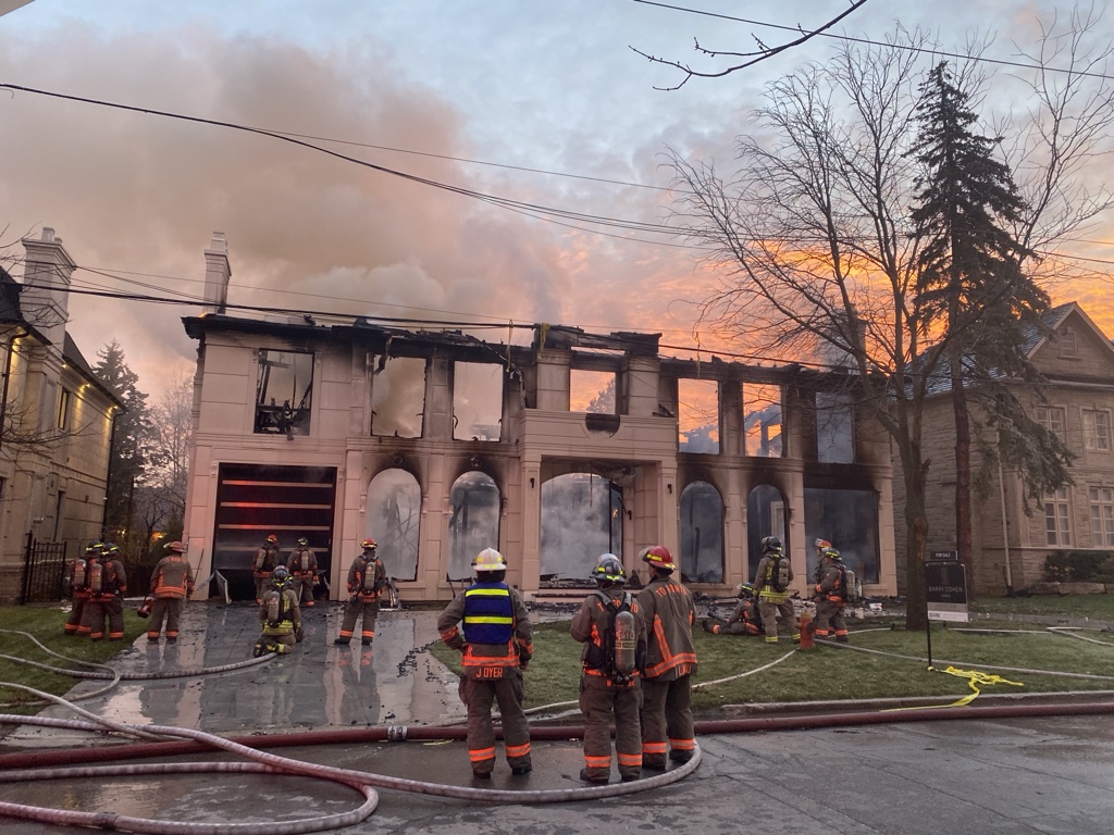 Пожарните служби на Торонто съобщават че екипите се борят с