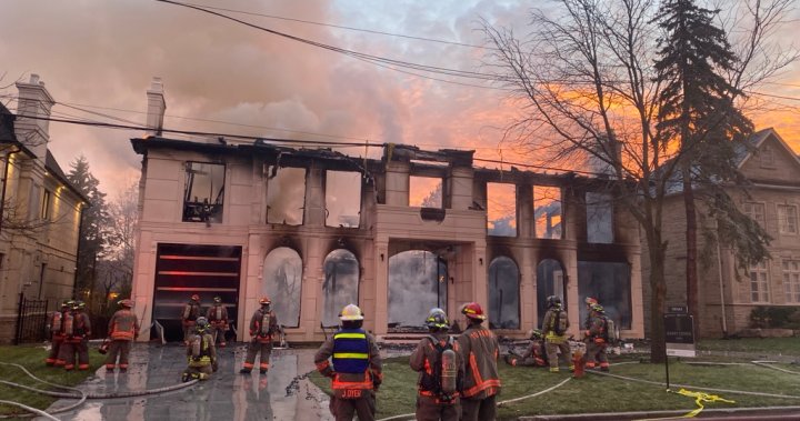 Голям пожар избухна в къща в Торонто, обявена за продажба за над 13 милиона долара