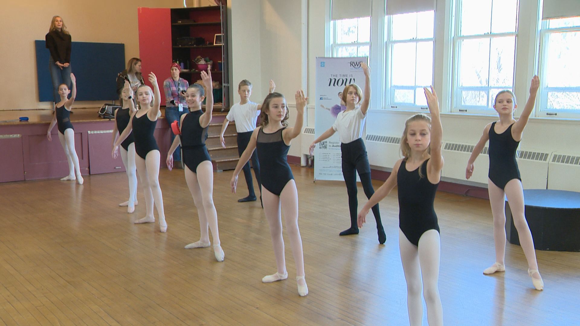 Училището за батон и танци на Бренда е място за