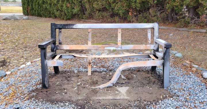 Мемориална пейка е подпалена, Osoyoos RCMP търси помощ от обществеността