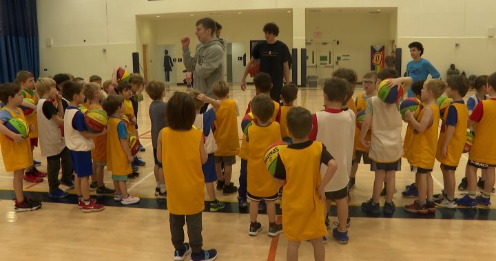 Queen’s Gaels share basketball knowledge with next generation