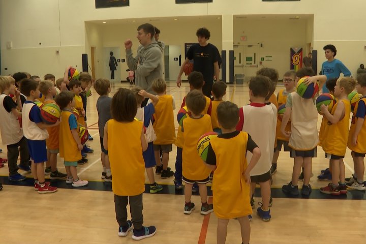 Queen’s Gaels share basketball knowledge with next generation