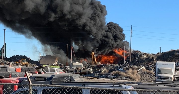 Голям пожар гори близо до завода за рециклиране на превозни средства северно от Regina