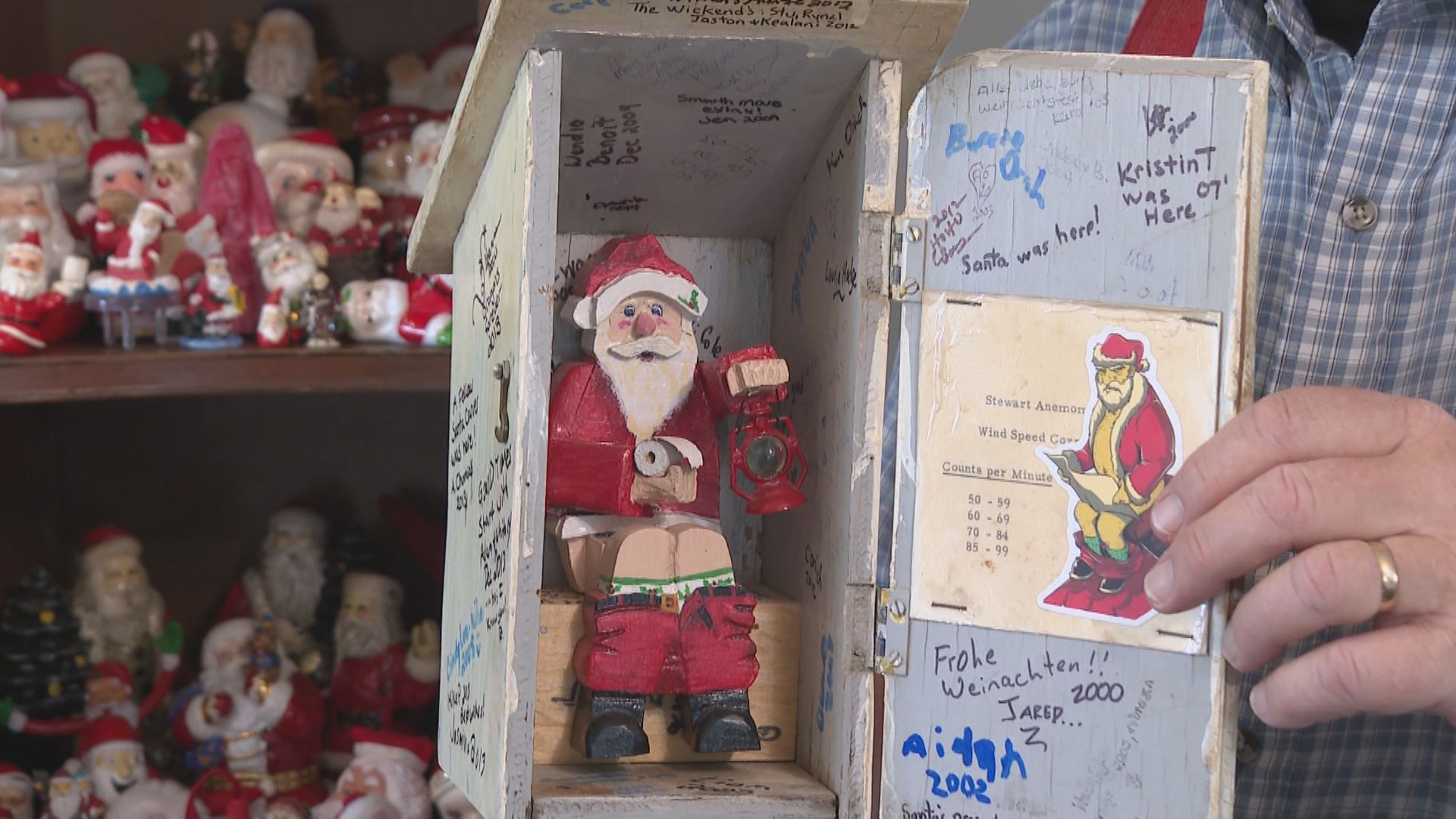 Santa collector displays hundreds of figures in Lethbridge, Alta. home