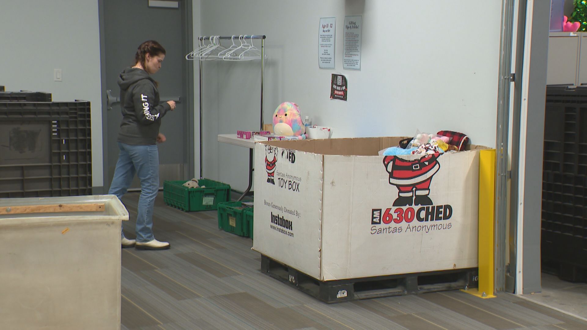 630 CHED Anonymous Дядо Коледа събира играчки които да даде