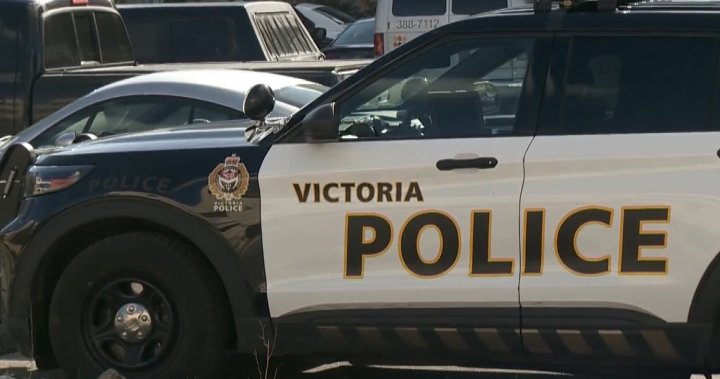 Мъж е арестуван, след като се твърди, че е плюл, удрял жена с пазарска количка във Виктория