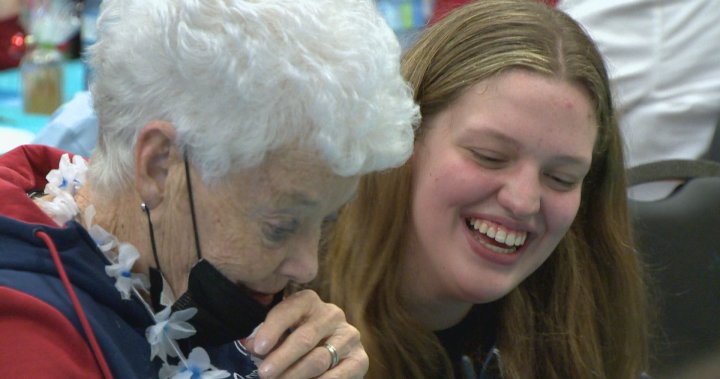 Учениците доставят радост на възрастните хора в Уест Айлънд