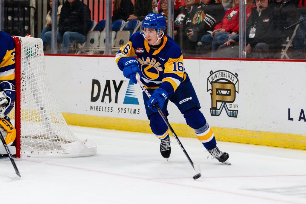 Съотборниците на Saskatoon Blades Fraser Minten и Tanner Molendyk са