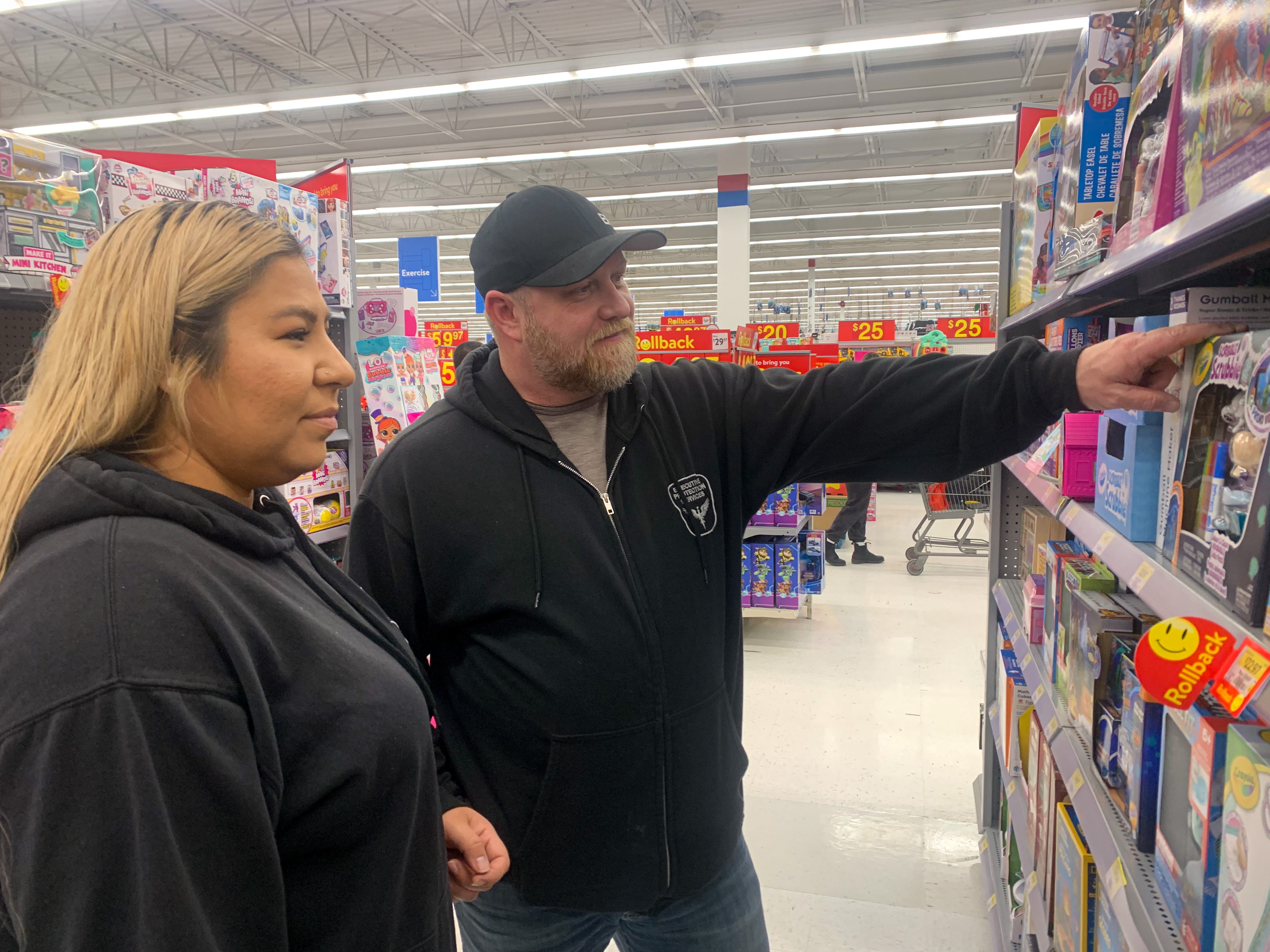 Jon Zanger и неговият партньор Shalane Albert правят списък и