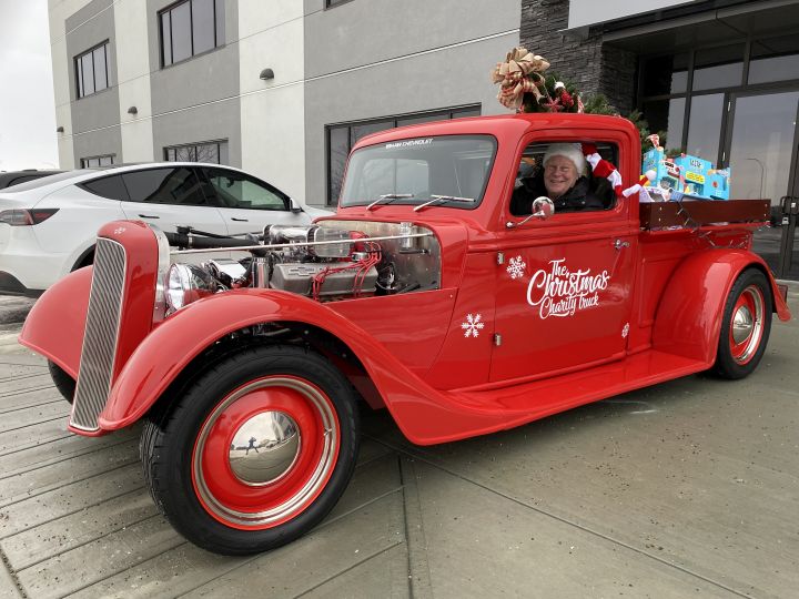 Двойка добросърдечни калгарчани носят радост на много затруднени семейства през