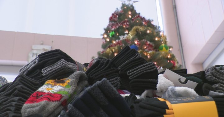 萨斯喀彻温省的脊医和救世军为有需要的人们收集了数千双袜子