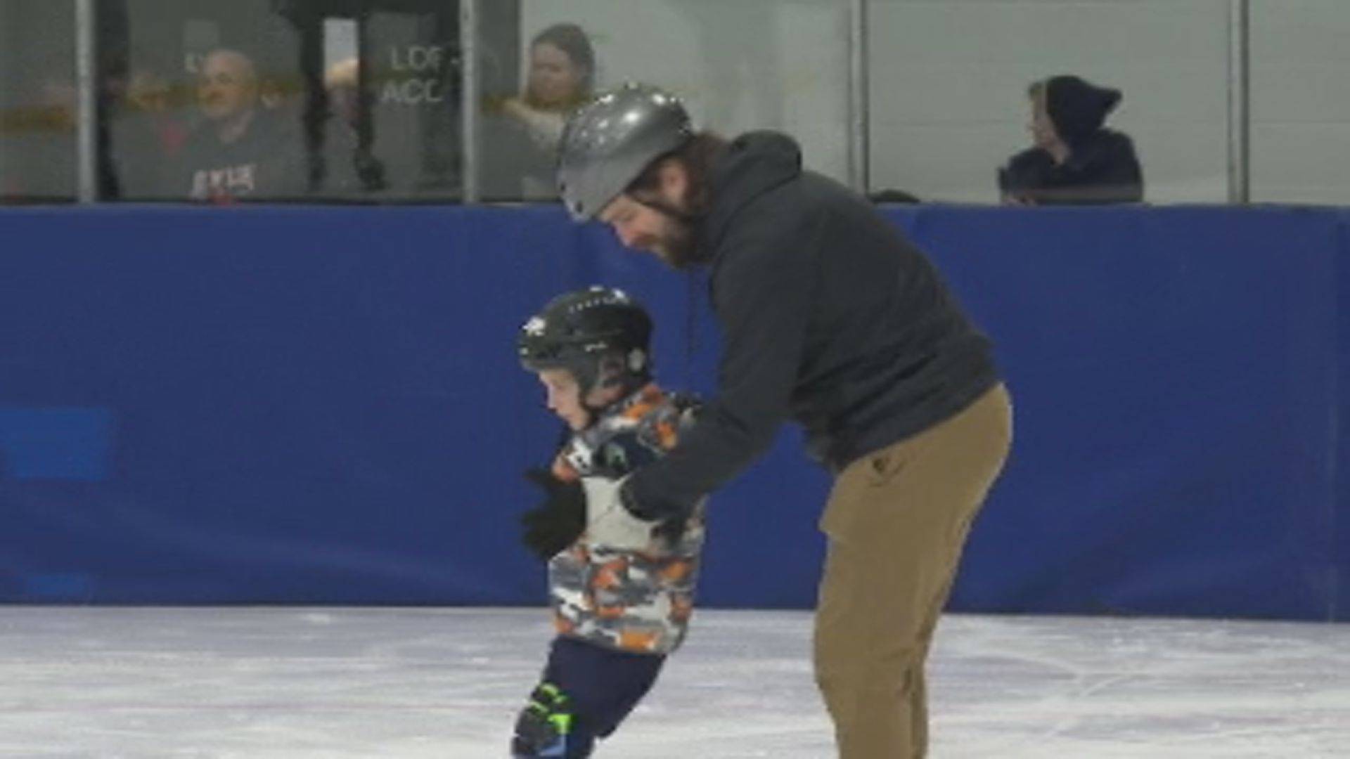 Ukrainian and Syrian families come together for newcomer skate in Lethbridge