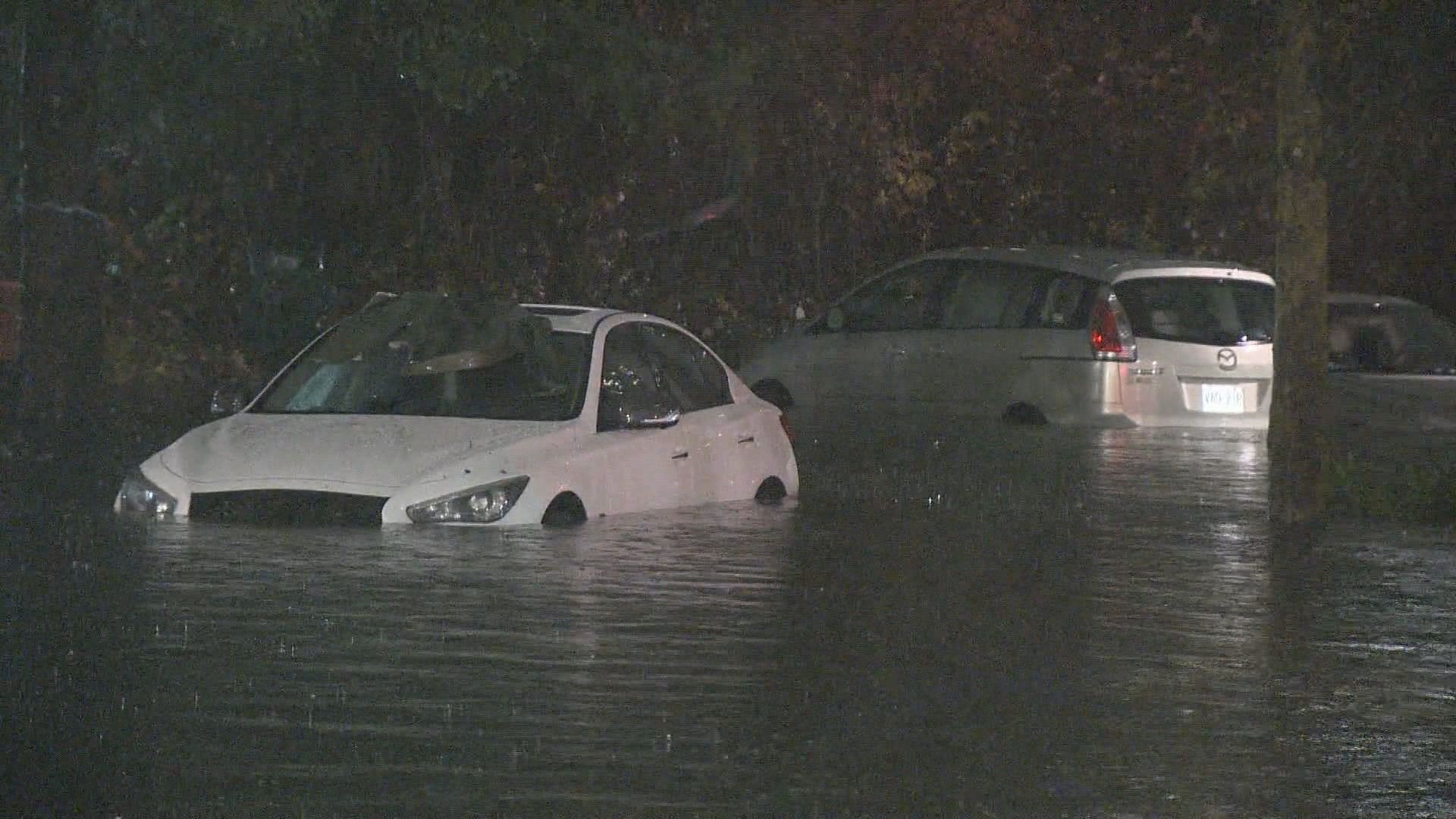Атмосферна река донесе проливен дъжд и силни ветрове на южното