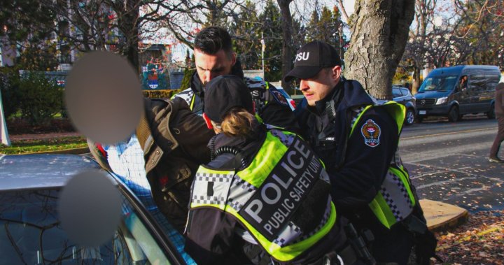 Полицията във Виктория арестува мъж, обвинен в ускоряване на колата си към протестиращи