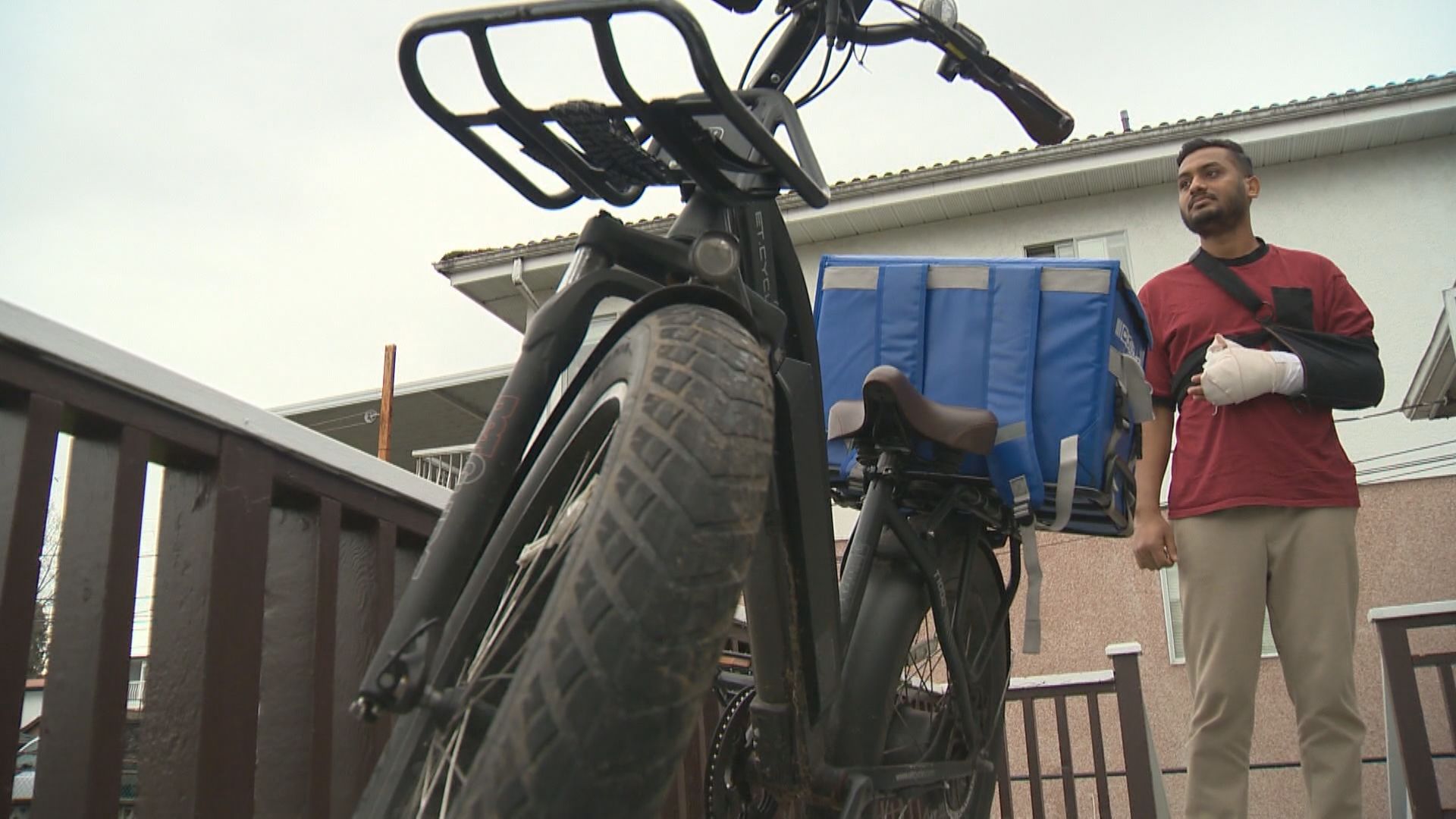 Един от двамата случайни минувачи намушкани след намеса в опит