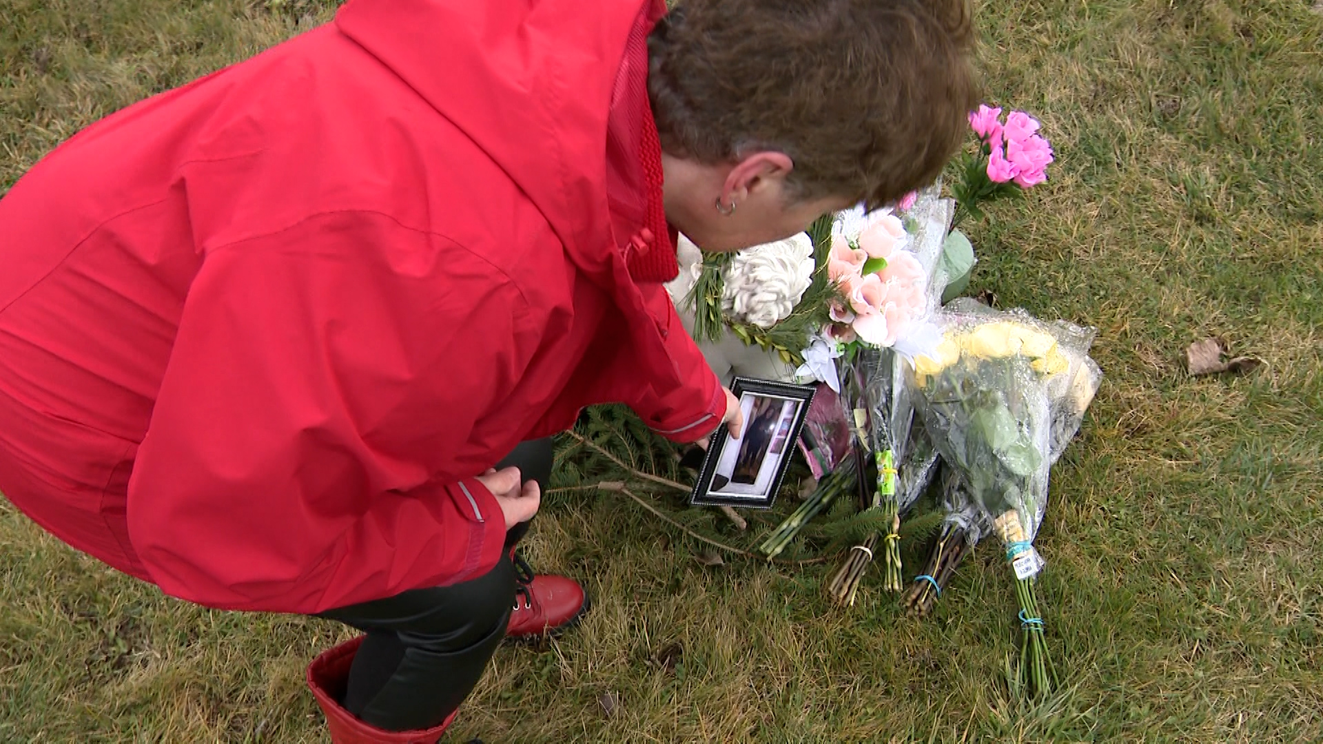 Даян Линдън се бори със сълзите посещавайки малкия мемориал който