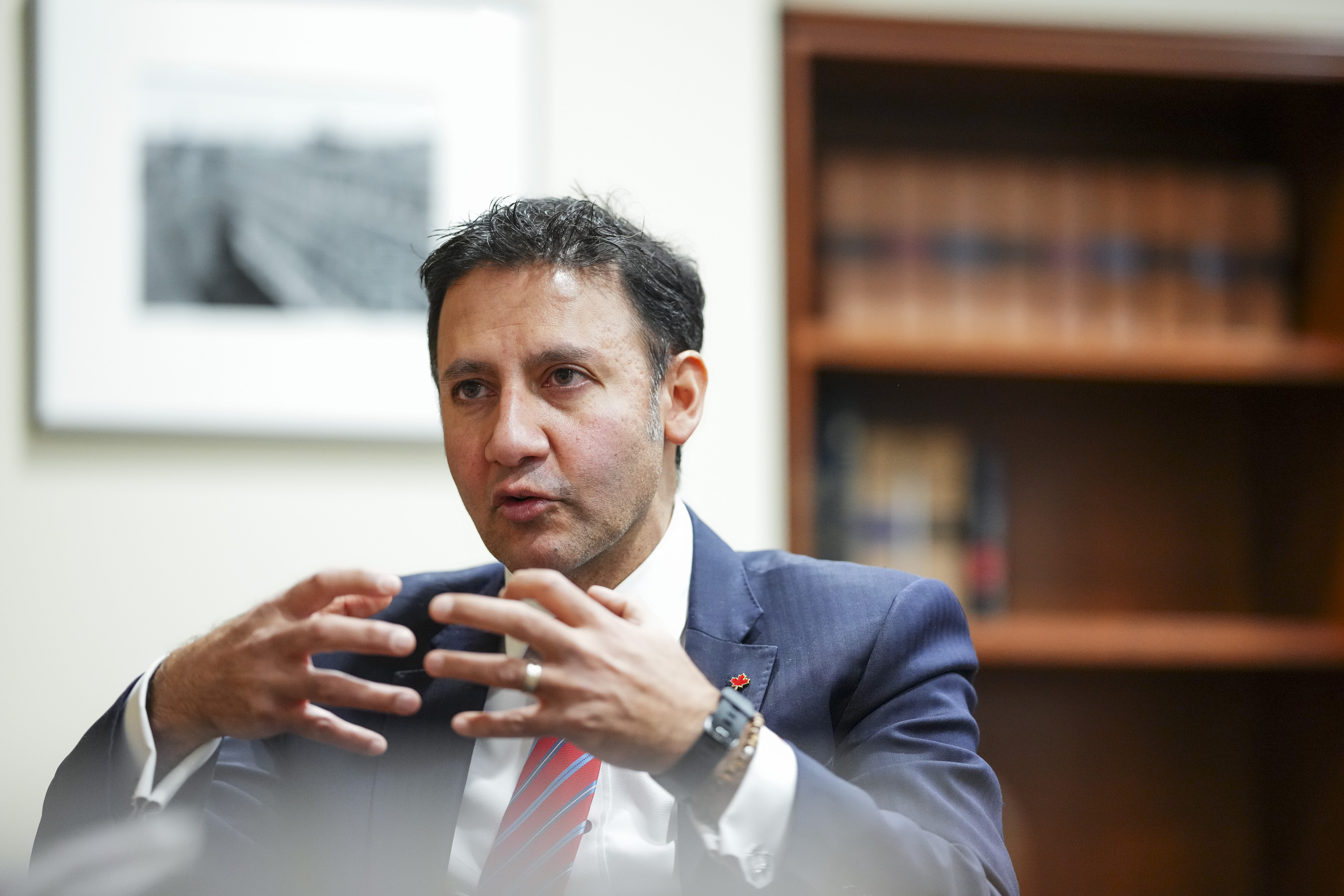 Федералното правителство обмисля дали да спре първоначалния си план за