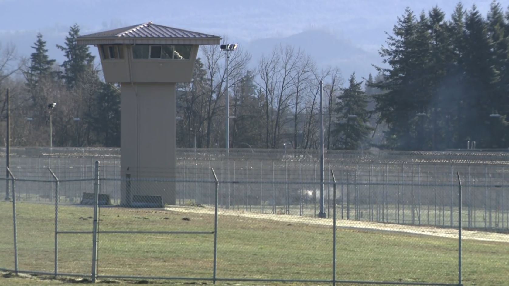 Поправителни служители в средни и максимални затвори в B C водят