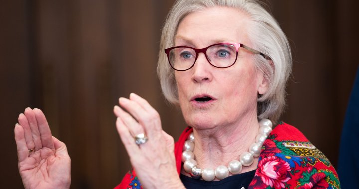 Каролин Бенет, дългогодишен депутат от либералите и министър в кабинета, се оттегля