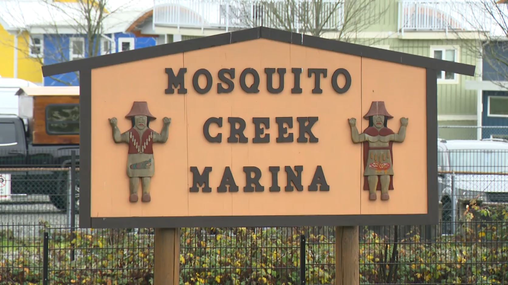 Стотици жители които живеят в яхтено пристанище в Северен Ванкувър