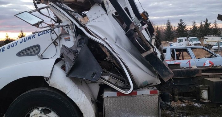 Шофьорите на теглещи камиони в Алберта призовават за по-голяма осведоменост край пътя след блъснат шофьор