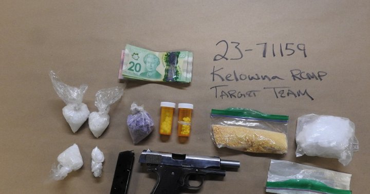在凯洛加拿大城市的一个可疑住所外，两人被拦车并搜出毒品和手枪