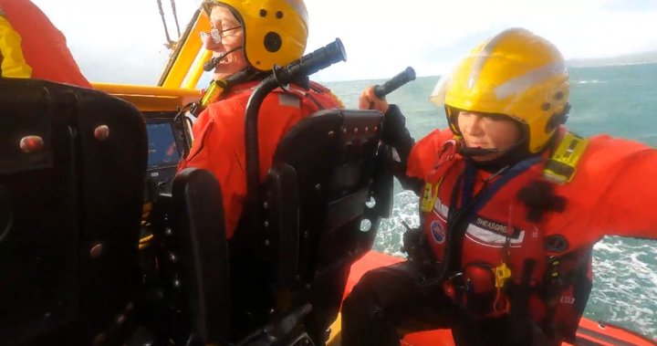 加拿大卑诗省志愿者在海上救援行动中拯救生命