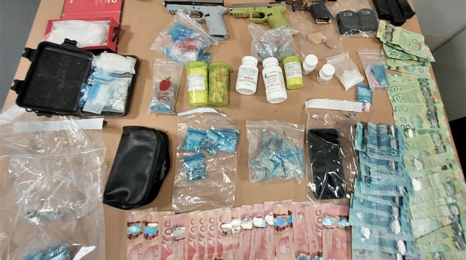5 обвинени след оръжия, $73K в наркотици, иззети от лагера за бездомни в центъра на Калгари
