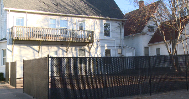 N.B. организация за намаляване на вредите добавя ограда, сигурност, за да отговори на опасенията на съседите