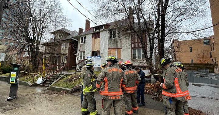 Пожарните екипи на Торонто откриха тяло при пожар в къща с две аларми, започна разследване