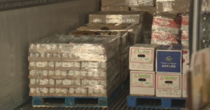 Големи палети с храна бяха натоварени на камион Save On Foods в