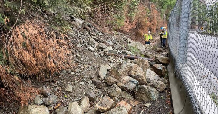 Магистрала 4 на остров Ванкувър временно затворена за отстраняване на отломки 