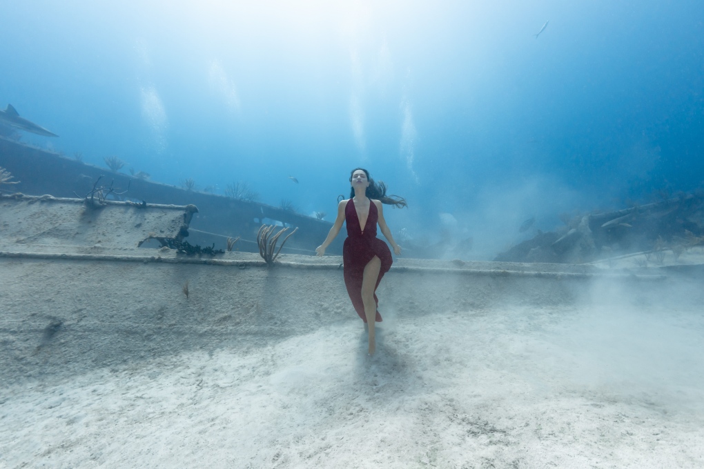 Kim Bruneau fotografirala je Pia Oyarzun na rekordnom snimanju dubokog mora u Nassauu na Bahamima.