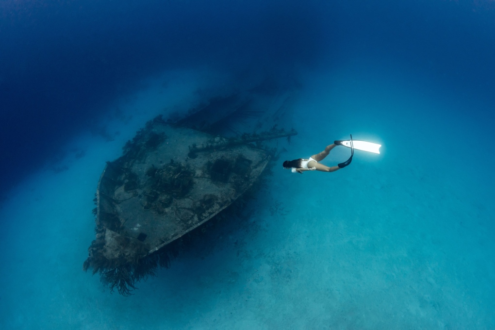 Kim Bruneau fotografirala je Pia Oyarzun na rekordnom snimanju dubokog mora u Nassauu na Bahamima.