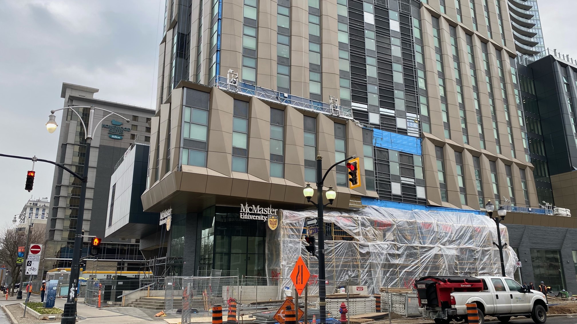 Въпреки че жителите временно живеят далеч от апартаментите си в