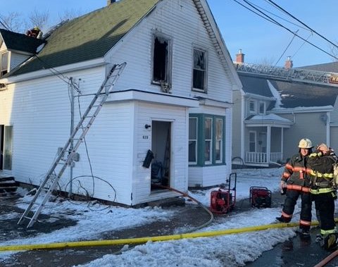 警方称新格拉斯哥发生严重火灾，造成两人死亡