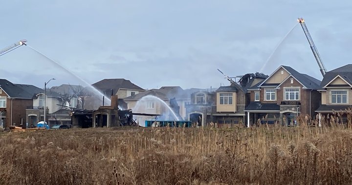 Пожар избухва в строящи се къщи в Бърлингтън