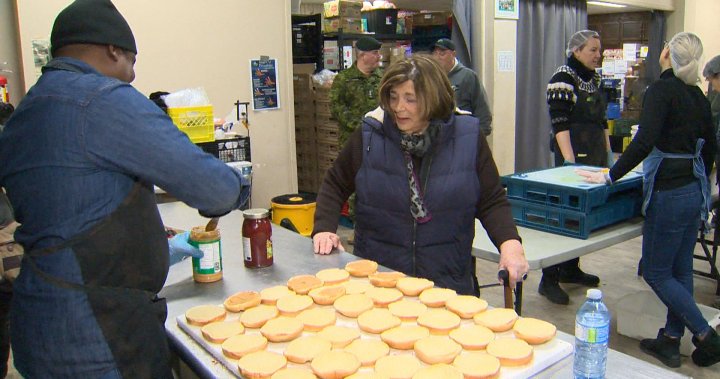 Инициативата на лейтенант-губернатора носи стотици паунда храна на Agape Table