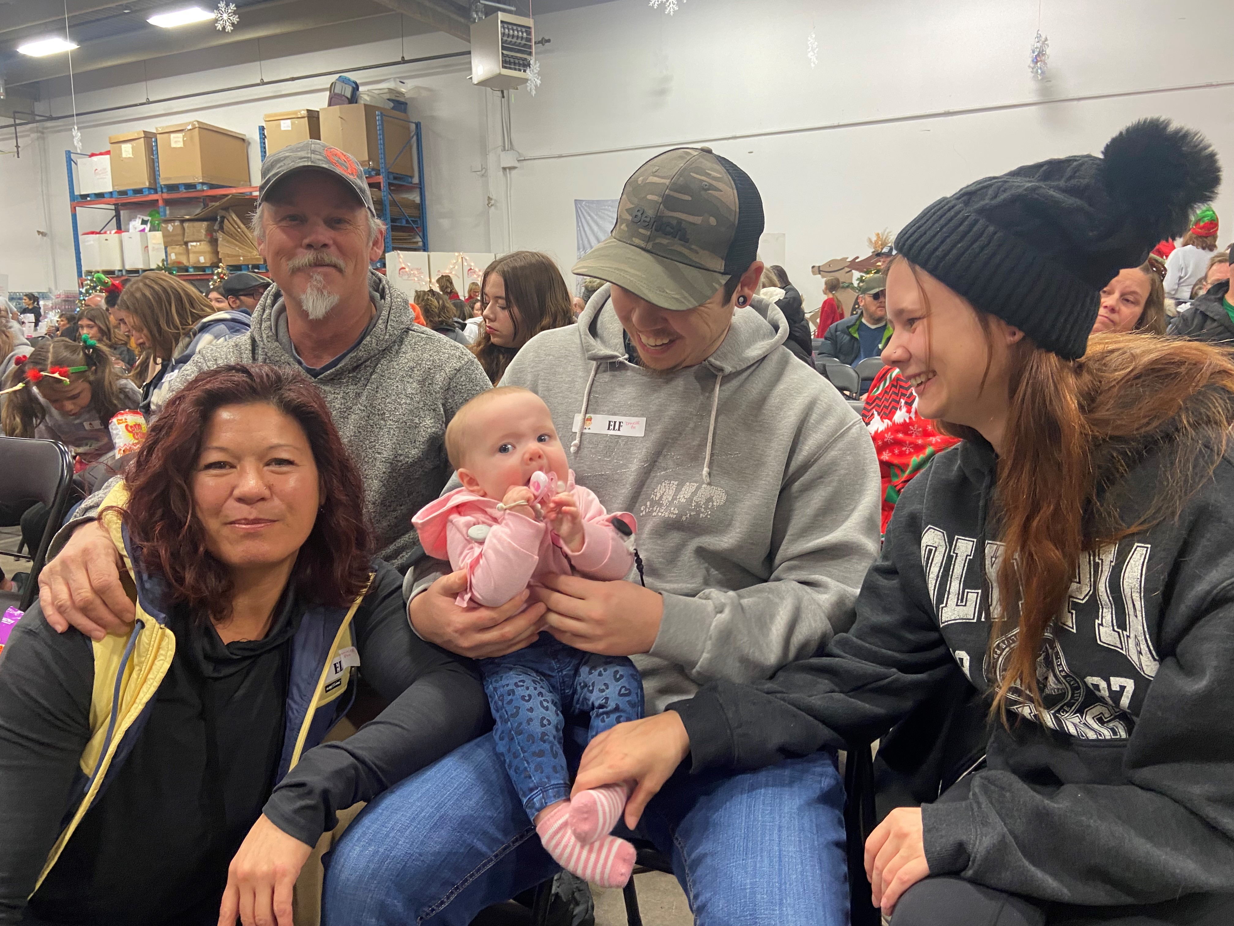 Стотици елфи изпълниха склад в Калгари в събота за да