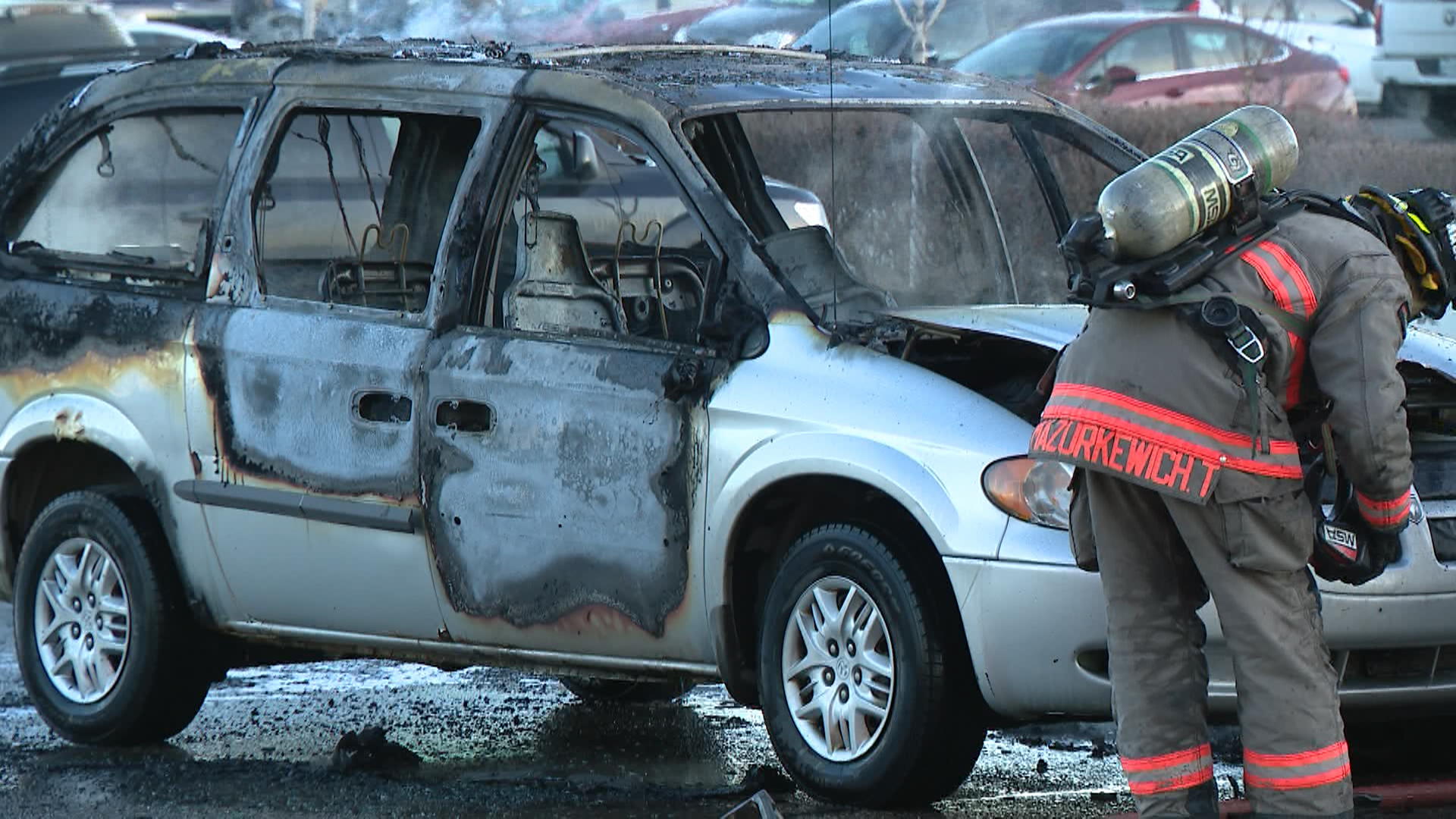 Миниван се запали на паркинга на Saskatoon Cabela в сряда